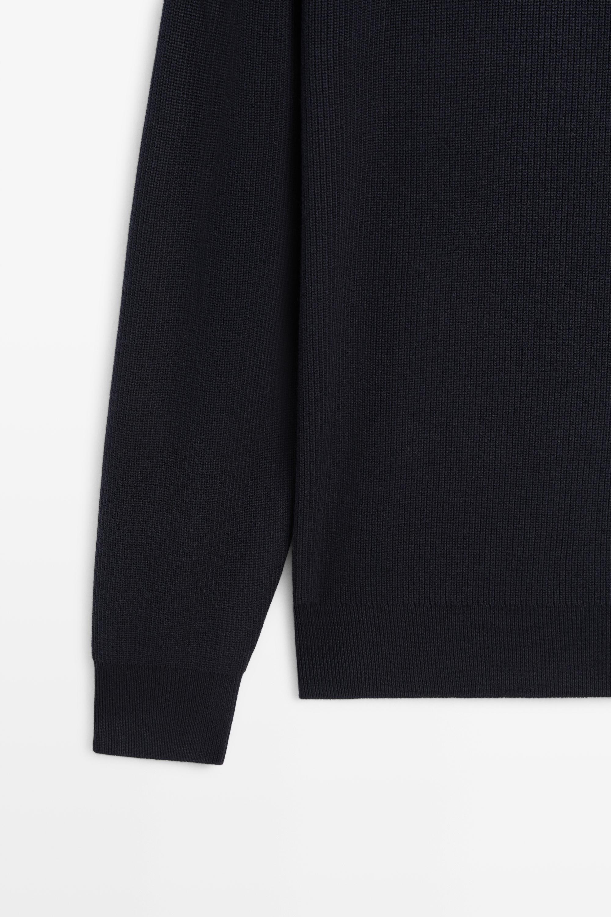 Round neck knit sweater